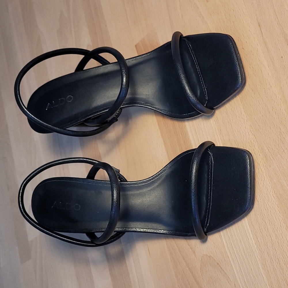 Strappy squared toe Aldo sandals